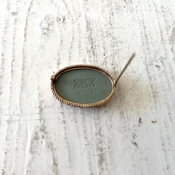 Vintage Wedgwood Brooch, Gold Filled and Green Jasperware w Allegorical Relief - Picture 2 of 3